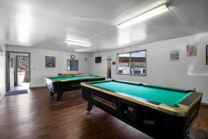 Relax in a Mountain Cabin in the Smokies, Gatlinburg内的一张台球桌