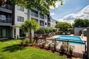 a courtyard with a swimming pool in a building at Courtyard by Marriott Columbia Northeast/Fort Jackson Area in Killian