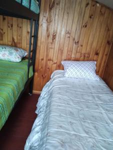 Una cama o camas en una habitación de La Casa del Bosque
