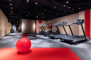 einen Fitnessraum mit einem roten Ball in der Mitte eines Zimmers in der Unterkunft Courtyard by Marriott Shin-Osaka Station in Osaka