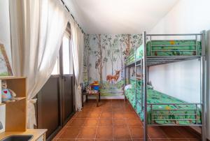 Habitación con 2 literas y escalera. en La Casa Del Bosque, en Júzcar