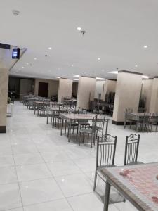 une rangée de tables et de chaises dans un restaurant dans l'établissement فندق مناسك وقف عبدالقادر نصير, à La Mecque