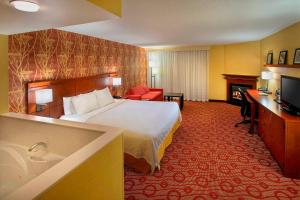 Ein Bett oder Betten in einem Zimmer der Unterkunft Courtyard by Marriott Niagara Falls