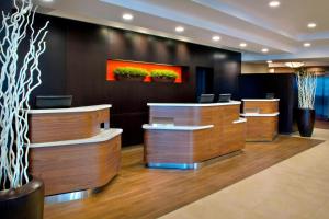 eine Lobby mit Schreibtischen und Pflanzen an der Wand in der Unterkunft Courtyard by Marriott Niagara Falls in Niagara Falls + 17 Fotos