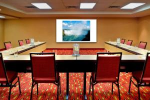 Der Geschäftsbereich oder Konferenzraum in der Unterkunft Courtyard by Marriott Niagara Falls