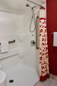 Ein Badezimmer in der Unterkunft Courtyard by Marriott Niagara Falls