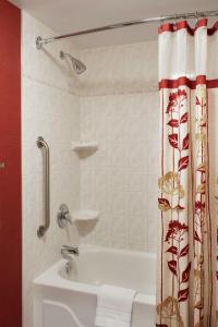 Ein Badezimmer in der Unterkunft Courtyard by Marriott Niagara Falls
