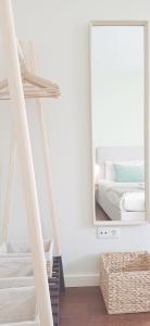 - un miroir dans une chambre avec 2 lits superposés dans l'établissement Typical Quarter Nest, à Porto