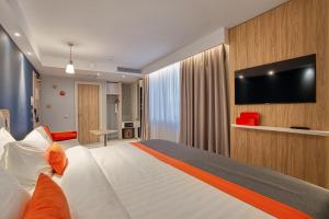 Телевизор и/или развлекательный центр в Holiday Inn Express - Almaty by IHG