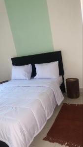 เตียงในห้องที่ Chic appartement