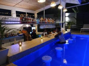 Villa Rivaにあるaparthotel las taranasのバーに座っている人々がいるバー