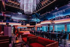 a restaurant with red couches and a bar at The Vermont Hotel Newcastle in Newcastle upon Tyne +13 photos