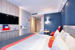 Телевизор и/или развлекательный центр в Holiday Inn Express - Almaty by IHG