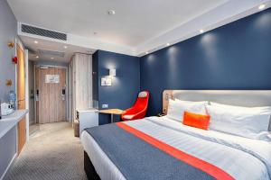 Кровать или кровати в номере Holiday Inn Express - Almaty by IHG