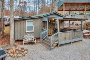 加特林堡1BR Cabin in the Smokies Close to Gatlinburg的小屋设有门廊和烧烤架