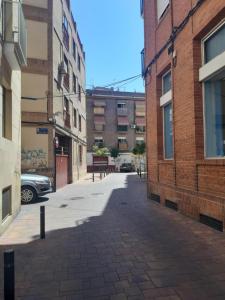 an empty alley between two brick buildings at Apartamento Cerca Estacion de Bus in Murcia