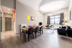 comedor y sala de estar con mesa y sillas en Smartflats Design - Schuman, en Bruselas