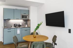 Η κουζίνα ή μικρή κουζίνα στο Limehome Berlin Sybelstr