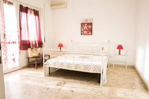 Ein Bett oder Betten in einem Zimmer der Unterkunft Edera Attico Pineto Vacanza