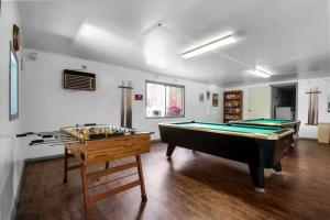 1BR Cabin in the Smokies Close to Gatlinburg内的一张台球桌