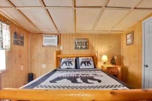 加特林堡1BR Cabin in the Smokies Close to Gatlinburg的房间里有一张大床的卧室 更多18张照片