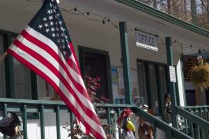 1BR Cabin in the Smokies Close to Gatlinburg的阳台或露台