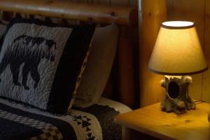 1BR Cabin in the Smokies Close to Gatlinburg客房内的一张或多张床位