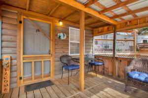 1BR Cabin in the Smokies Close to Gatlinburg的阳台或露台