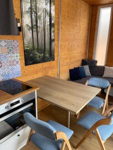 un soggiorno con tavolo e sedie in legno di Tiny House Lodges Zillertal a Unterberg Altre 23 foto