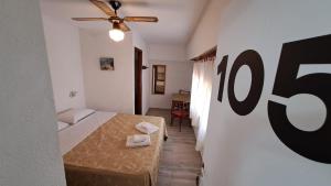 una camera da letto con un letto e un cartello sul muro di Bagu Express a Villa Gesell