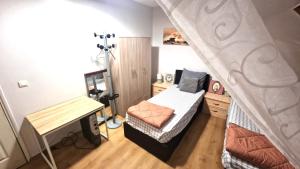 Katil atau katil-katil dalam bilik di Chambre meublée "Julia" Terrasse Parking près de Paris