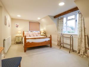 Ένα ή περισσότερα κρεβάτια σε δωμάτιο στο Golford Cottage