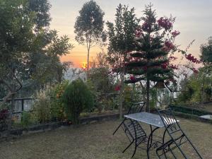 Jardín al aire libre en Himalaya Serene View Guest House & Farm Stay