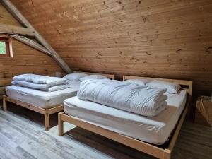 Un pat sau paturi într-o cameră la Les Cottages de Charme