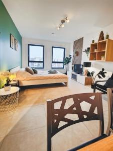 a bedroom with a bed and a living room at Le Petit Eden - Bâle - Aéroport in Saint-Louis