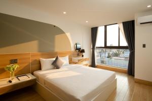 Ліжко або ліжка в номері FIRST Studio Hotel Da Nang