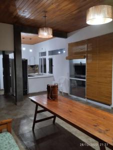 une cuisine avec une table en bois dans une pièce dans l'établissement CASA QUINTA CON ESPECTACULAR VISTA Al RÍO, à General Alvear