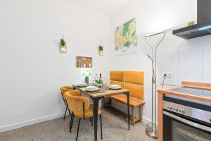Köök või kööginurk majutusasutuses Lemon3 - CityNest mit Balkon & Workspace - Nähe Bahnhof +22 fotot