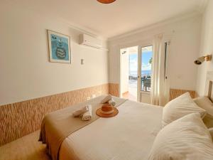 ein Schlafzimmer mit einem Bett, auf dem ein Hut liegt in der Unterkunft Villa Siempre Mar in Puerto del Carmen + 64 Fotos