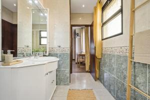 Koupelna v ubytování Cozy Apartments by Homie + 43 fotografií