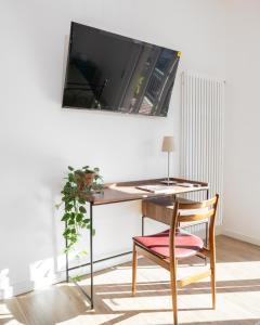 TV a/nebo společenská místnost v ubytování Camera Matrimoniale con bagno privato-struttura condivisa con Host-CASA ENEA