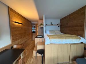 En eller flere senge i et værelse på Appartement esprit chalet avec balcon centre La Clusaz