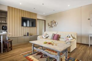 TV a/nebo společenská místnost v ubytování Cozy Apartments by Homie