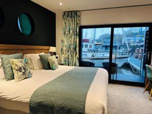 卡迪夫Rooms at Penarth Marina的一间带大床和大窗户的卧室