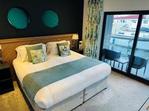 Rooms at Penarth Marina客房内的一张或多张床位
