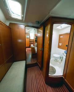 Kleines Zimmer mit WC und Waschbecken in der Unterkunft Cruzeiro de 7 Dias em Portugal a Bordo de um Veleiro in Figueira da Foz