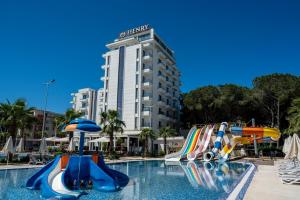 Bazén v ubytování Henry Resort & Spa nebo v jeho okolí