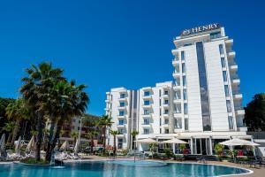 Bazén v ubytování Henry Resort & Spa nebo v jeho okolí