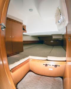eine Innenansicht eines kleinen Raumes in einem Boot in der Unterkunft Cruzeiro de 7 Dias em Portugal a Bordo de um Veleiro in Figueira da Foz
