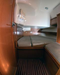 ein kleines Bett im hinteren Teil eines Bootes in der Unterkunft Cruzeiro de 7 Dias em Portugal a Bordo de um Veleiro in Figueira da Foz